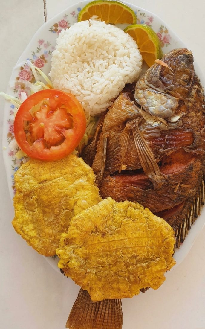 Plato de mojarra con arroz y patacón