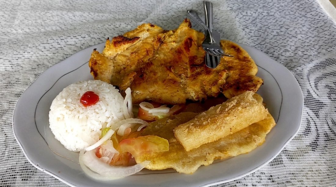 Almuerzo de pescado frito con patacón