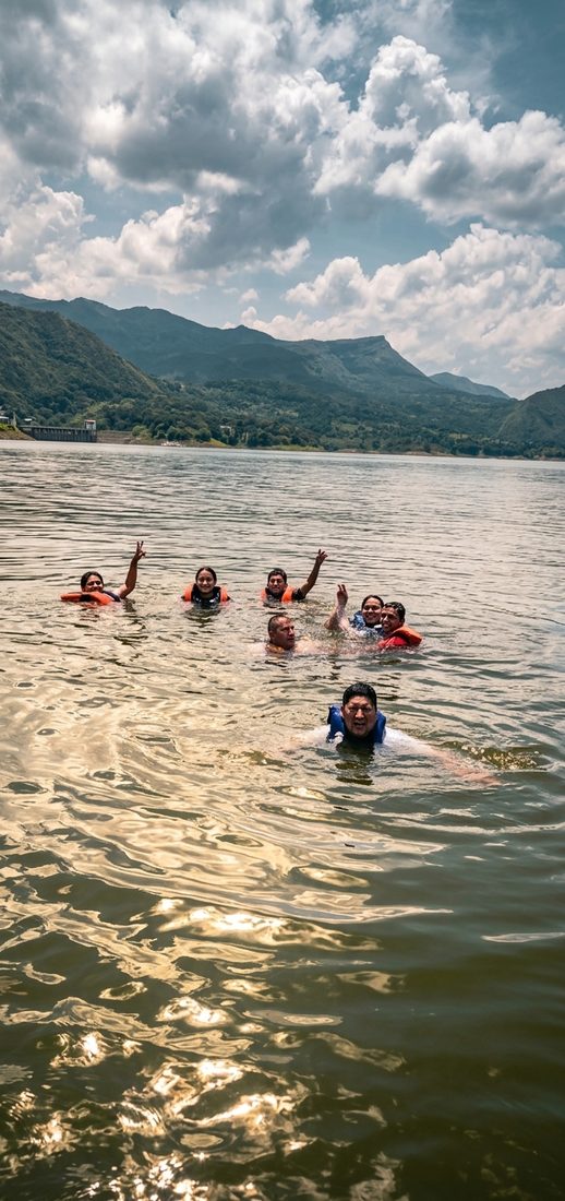 Grupo bañándose en la represa con chalecos