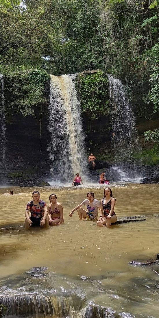 Grupo descansando junto a una cascada