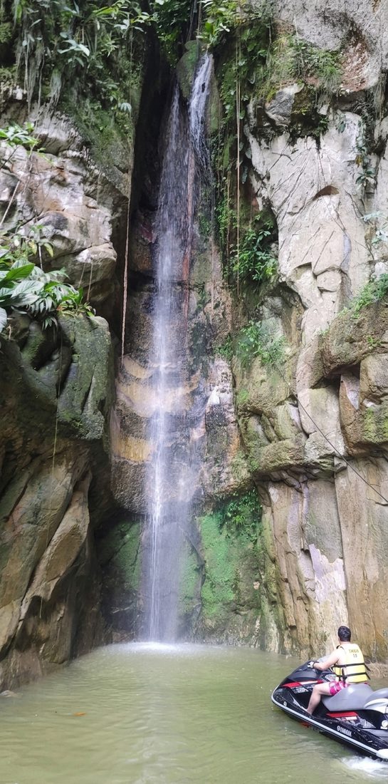 Cascada con moto acuática al frente