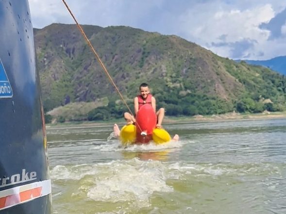 Inflable hot dog remolcado por una lancha