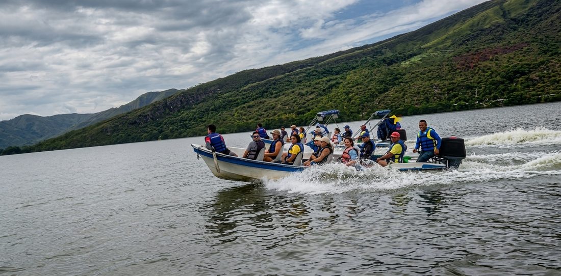 Lancha con pasajeros navegando por la represa