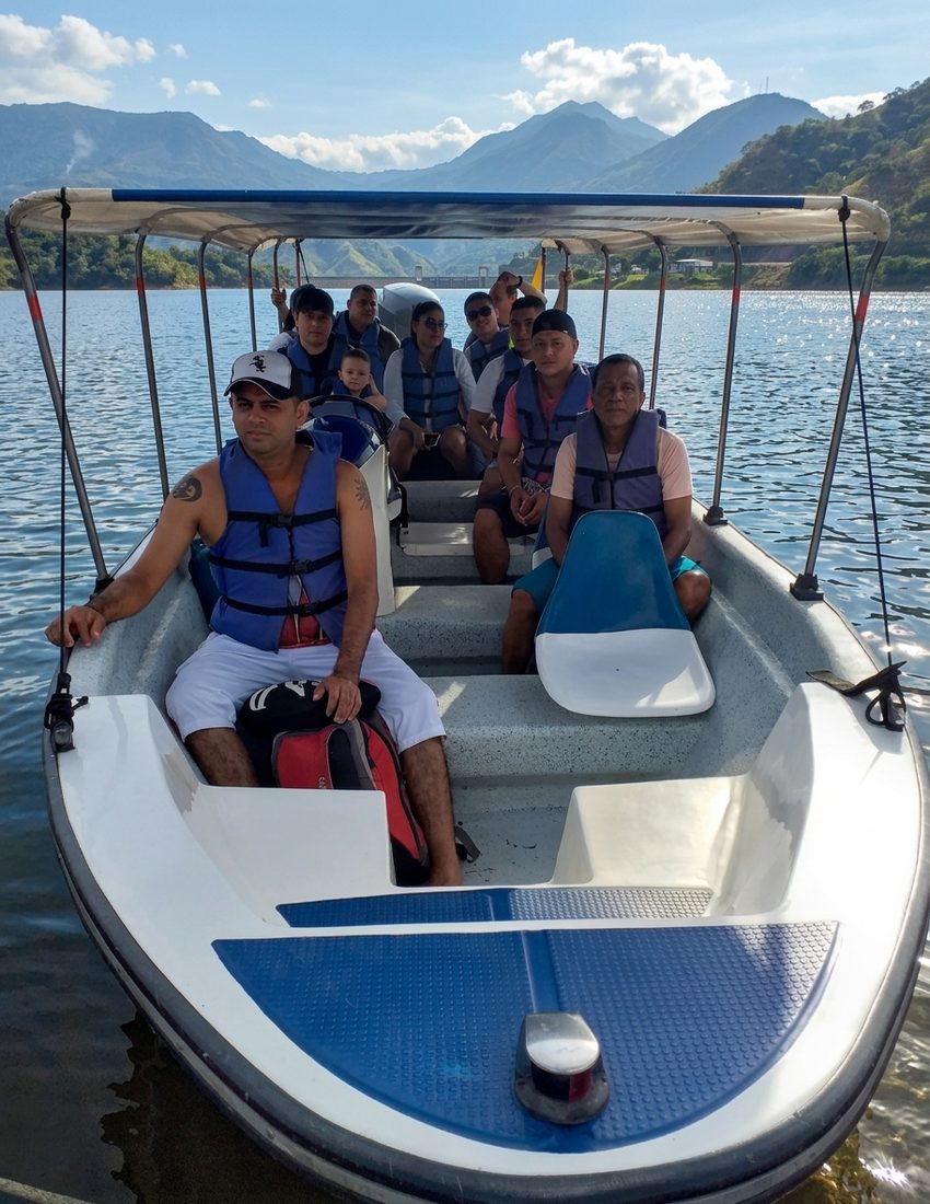 Pasajeros con chaleco salvavidas dentro de la lancha