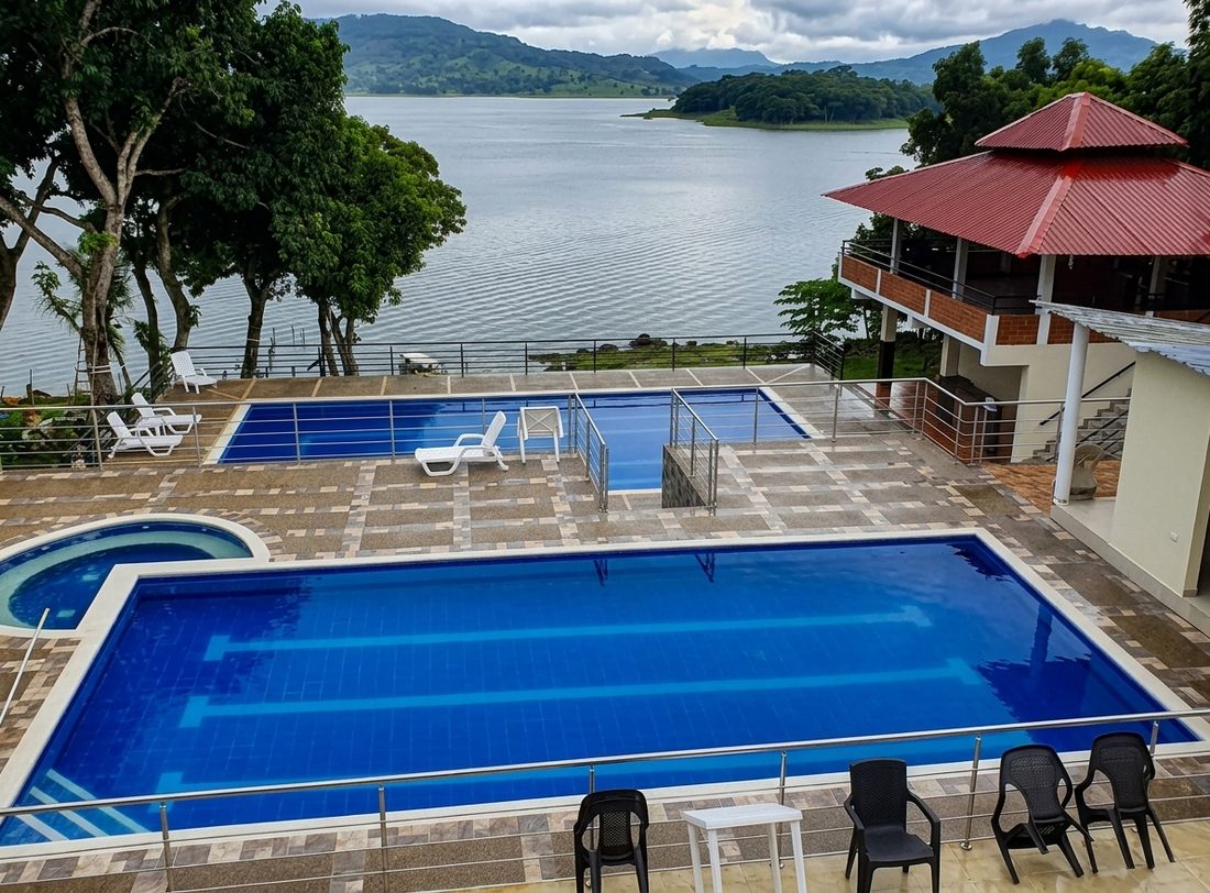 Piscina frente a la represa
